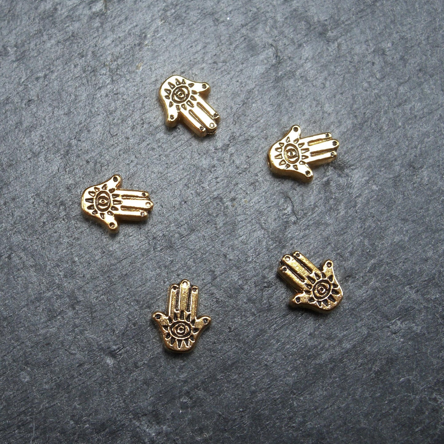 5 kleine Perlen Hamsa, Hand der Fatima, antik goldfarben, 10232