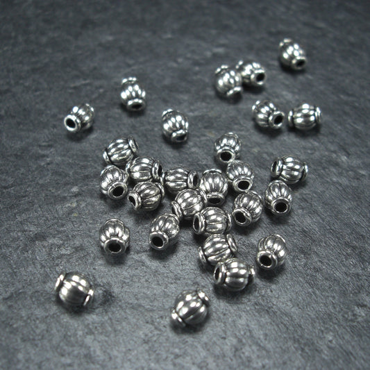 10 kleine Perlen 4mm, geriffelt, Barrel, antik silberfarben, 10468