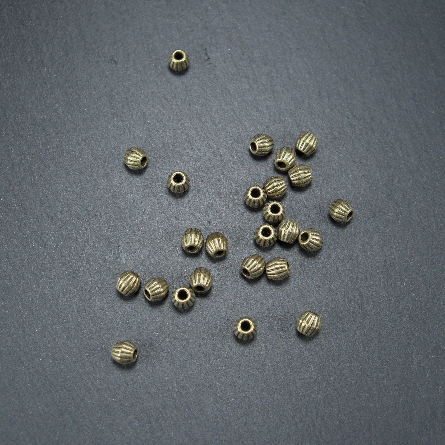 10 kleine Bicone Spacer Perlen 4,5 mm, geriffelt, antik bronzefarben, 10466