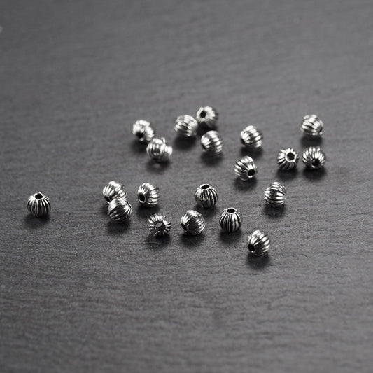 20 kleine Perlen 4mm, geriffelt, antik silberfarben, 10233