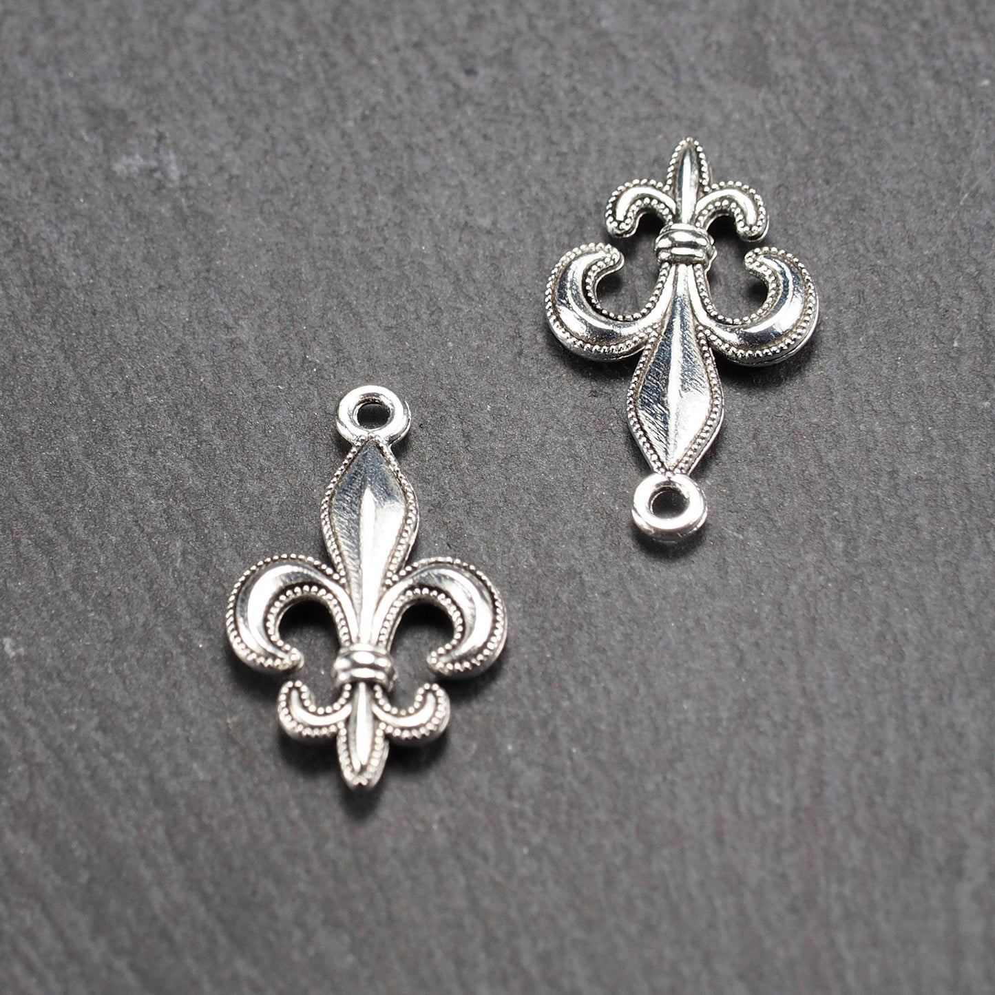 5 Anhänger Lilie, Fleur de Lis, antik silberfarben, 10939