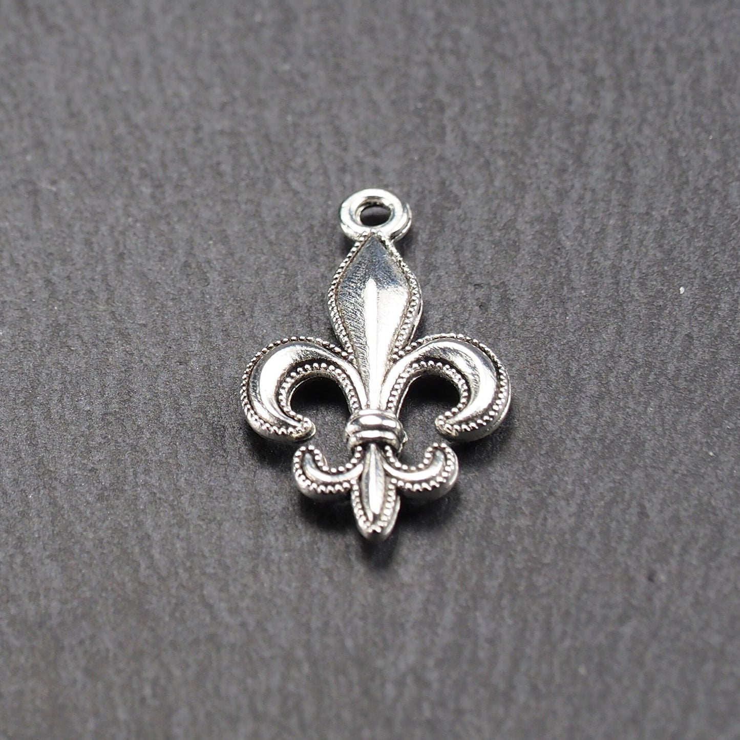 5 Anhänger Lilie, Fleur de Lis, antik silberfarben, 10939