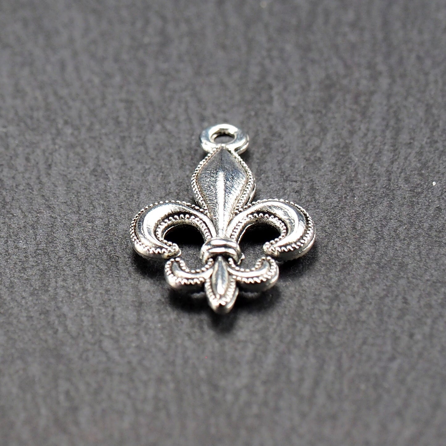 5 Anhänger Lilie, Fleur de Lis, antik silberfarben, 10939