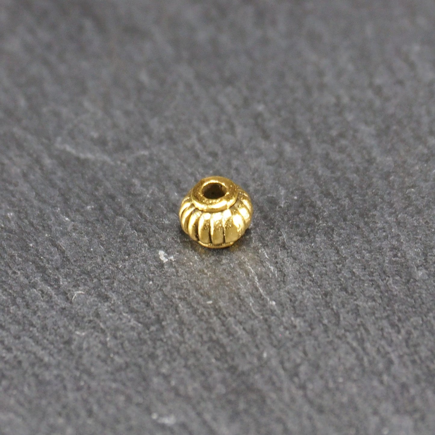 10 kleine Perlen 4mm, geriffelt, Barrel, antik goldfarben, 10469