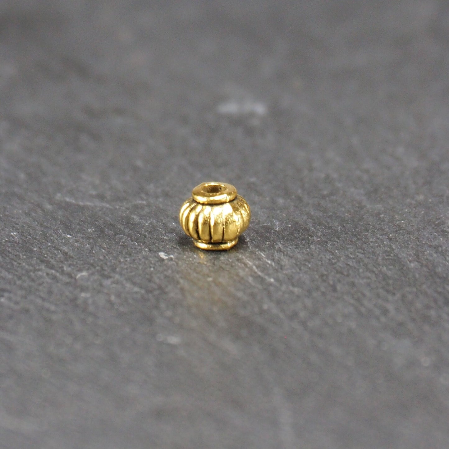 10 kleine Perlen 4mm, geriffelt, Barrel, antik goldfarben, 10469