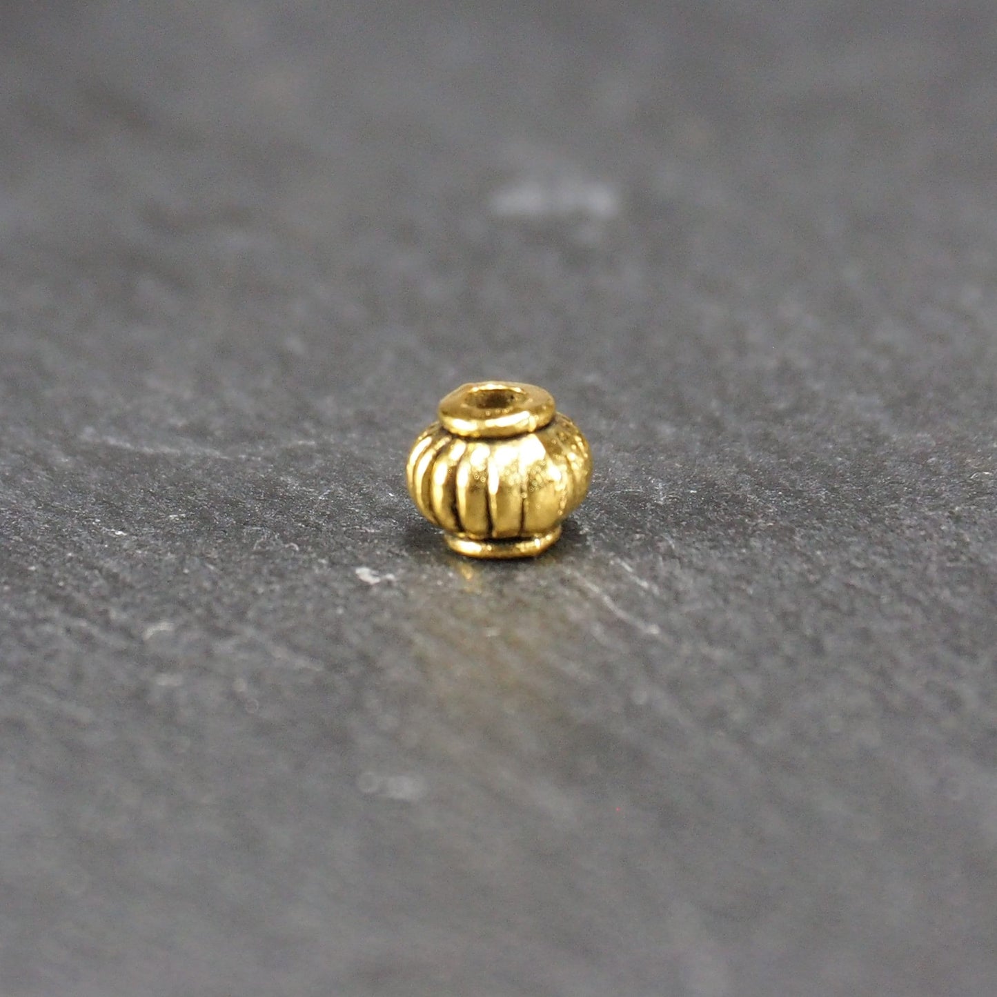 10 kleine Perlen 4mm, geriffelt, Barrel, antik goldfarben, 10469