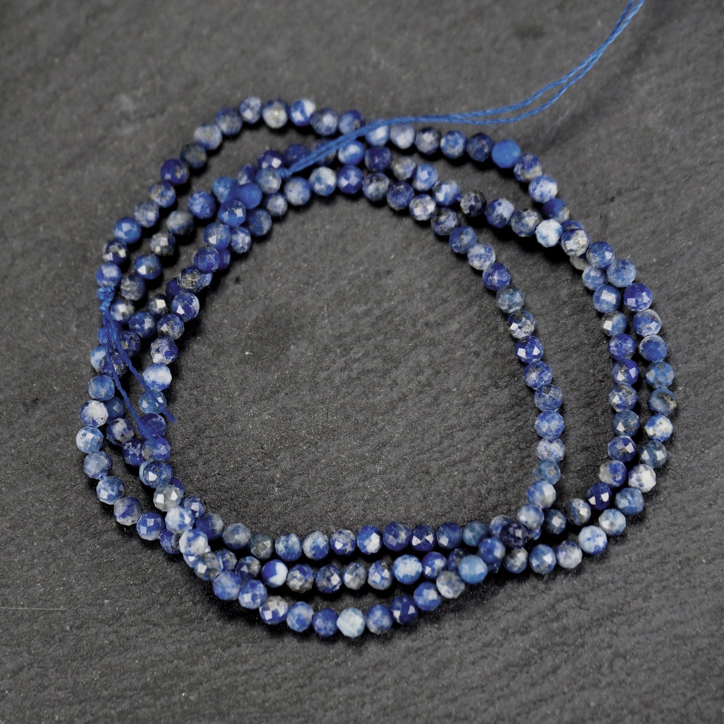 Ca. 197 Perlen, natürlicher Lapislazuli, rund, facettiert, 2 mm, 10930