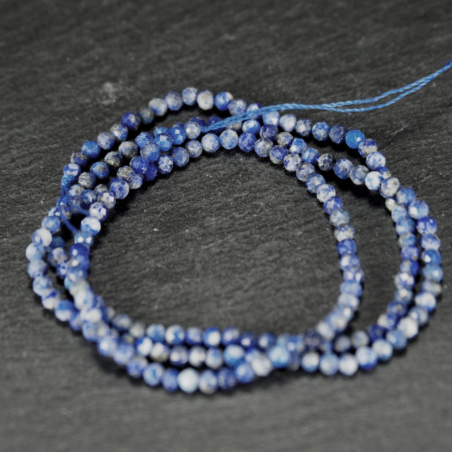 Ca. 197 Perlen, natürlicher Lapislazuli, rund, facettiert, 2 mm, 10930