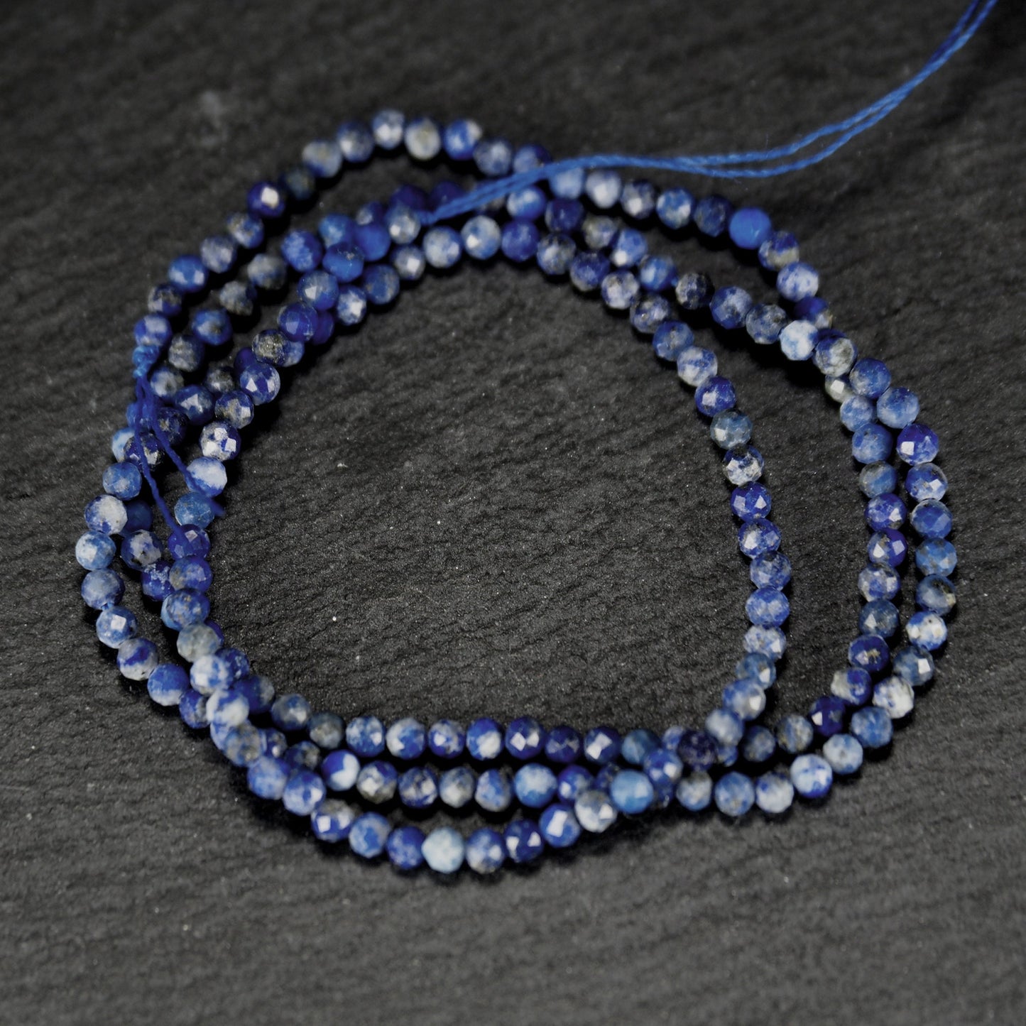 Ca. 197 Perlen, natürlicher Lapislazuli, rund, facettiert, 2 mm, 10930