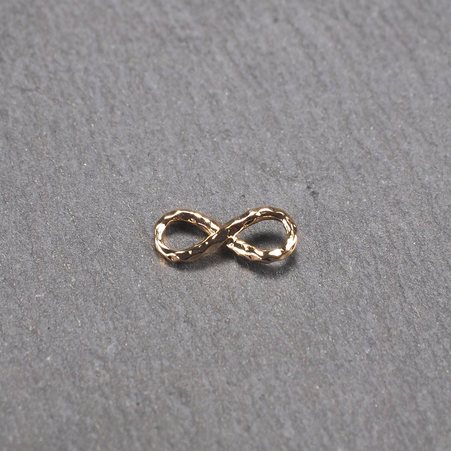 Anhänger Infinity Symbol, 18 Karat vergoldet, Hammerschlag-Oberfläche, 11124