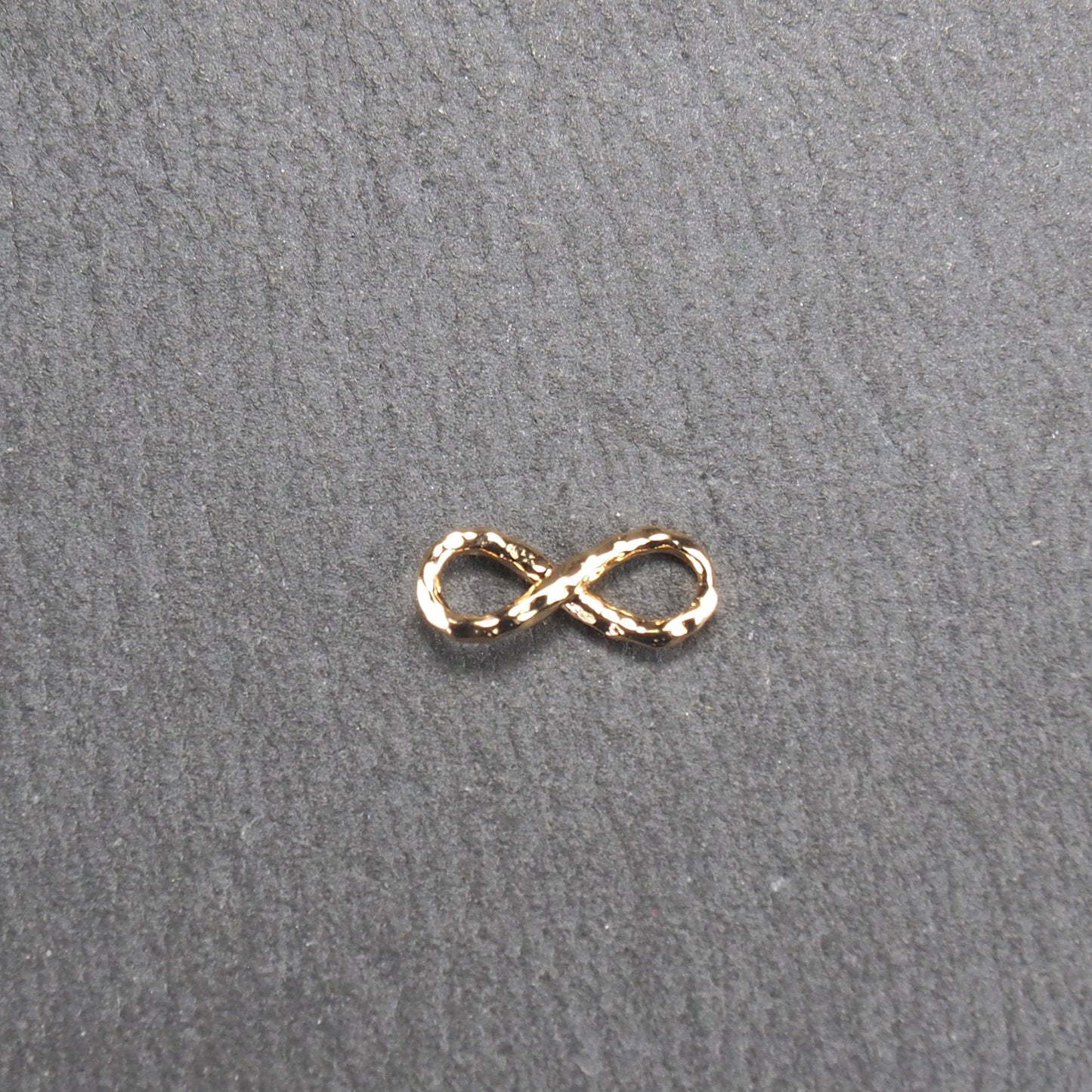 Anhänger Infinity Symbol, 18 Karat vergoldet, Hammerschlag-Oberfläche, 11124