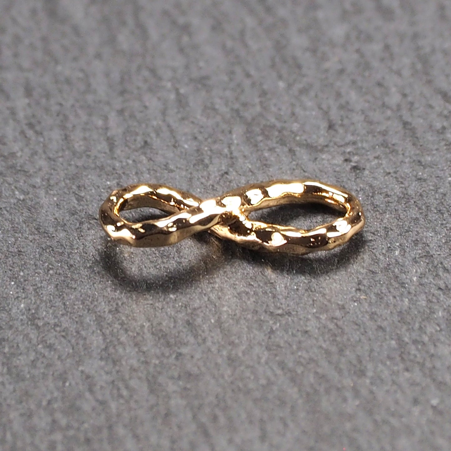 Anhänger Infinity Symbol, 18 Karat vergoldet, Hammerschlag-Oberfläche, 11124