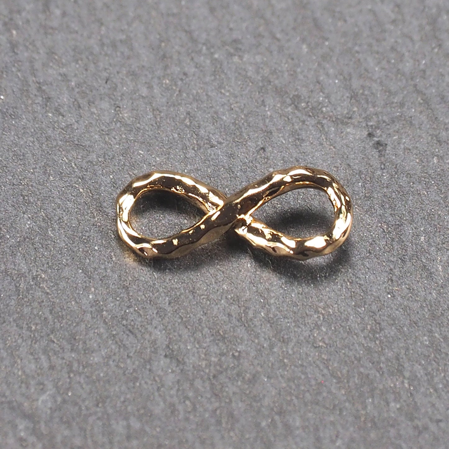 Anhänger Infinity Symbol, 18 Karat vergoldet, Hammerschlag-Oberfläche, 11124