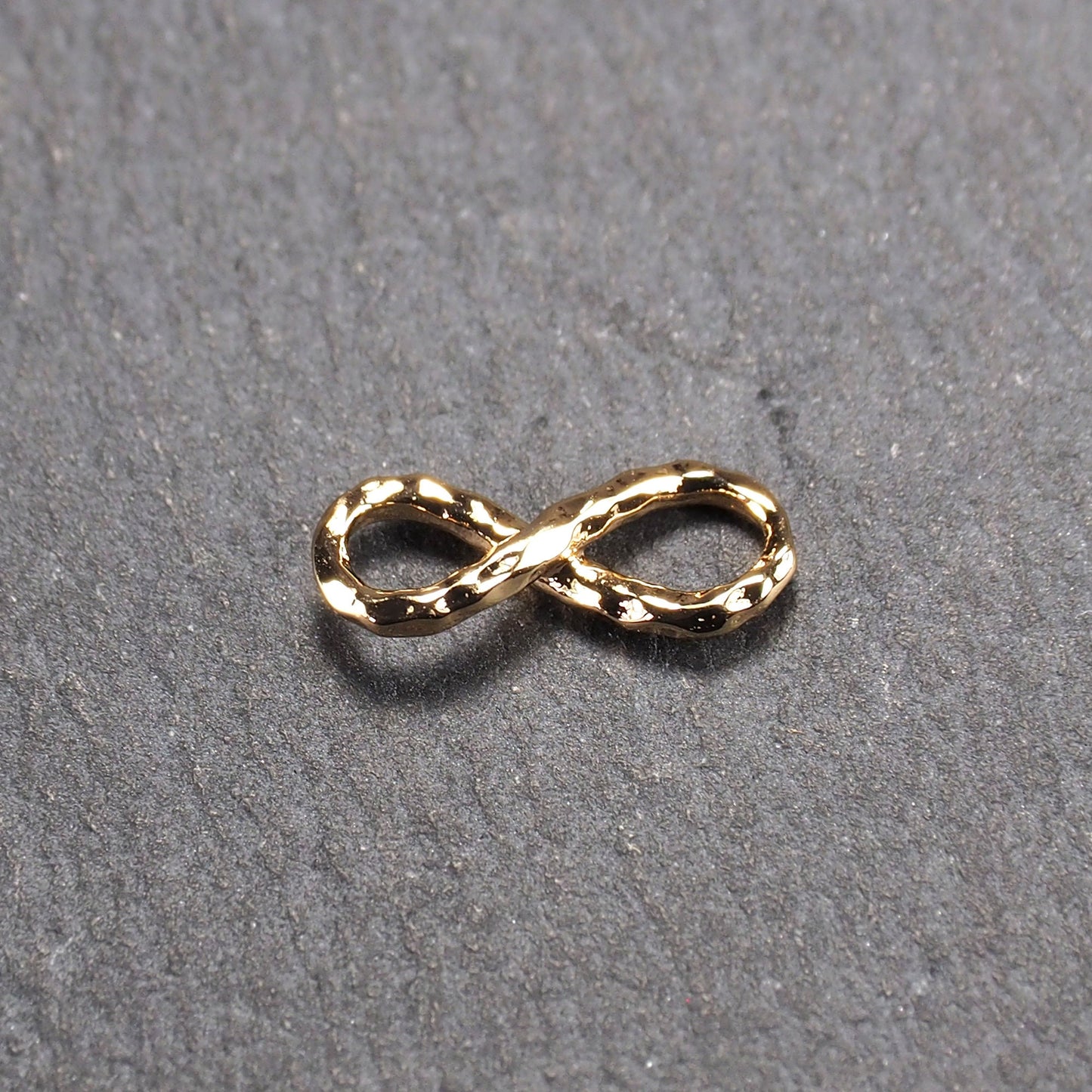 Anhänger Infinity Symbol, 18 Karat vergoldet, Hammerschlag-Oberfläche, 11124