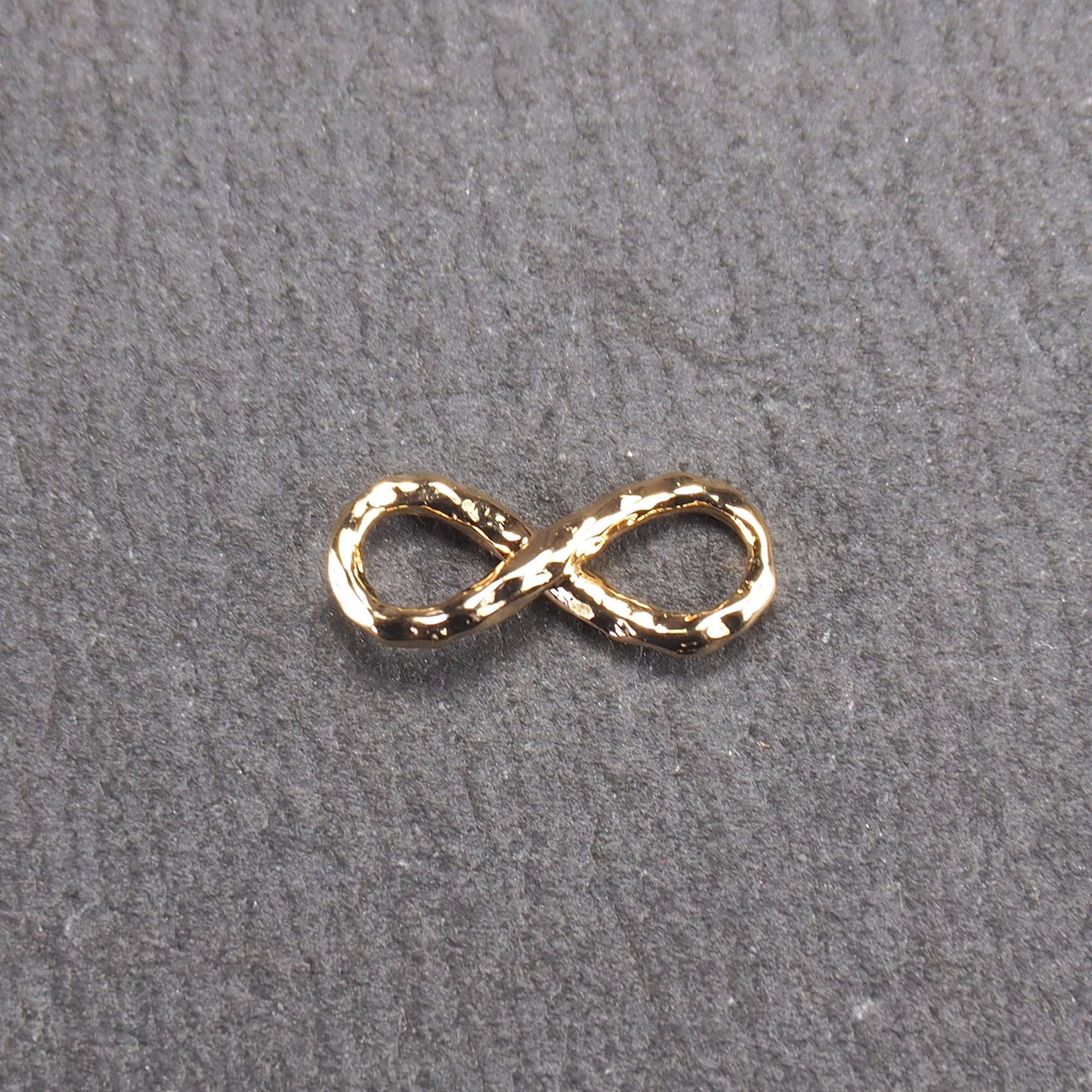 Anhänger Infinity Symbol, 18 Karat vergoldet, Hammerschlag-Oberfläche, 11124