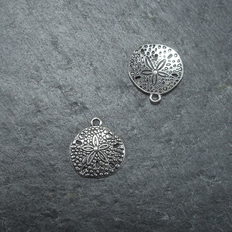 2 Anhänger Sanddollar, antik silberfarben, 10071