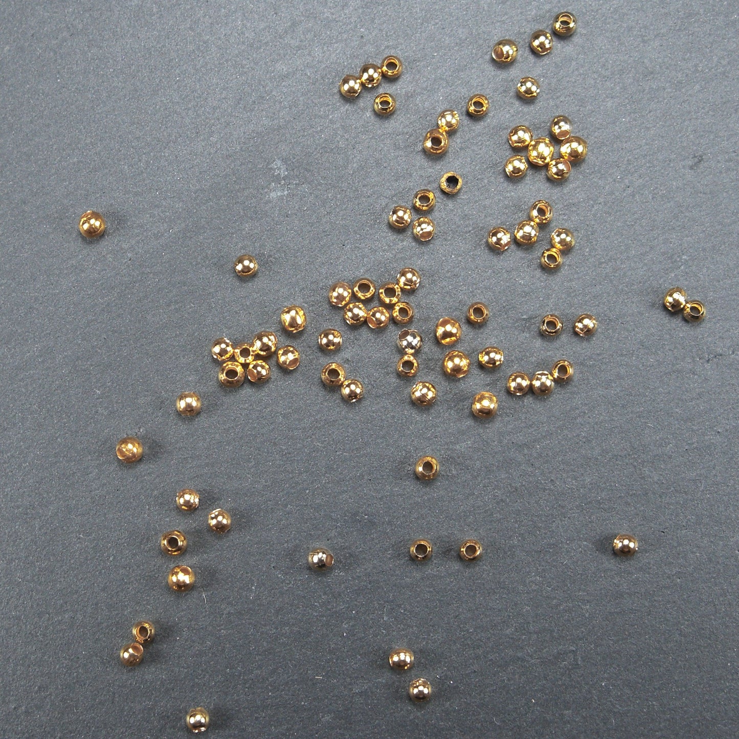 50 kleine Perlen 2mm, goldfarben, 10207