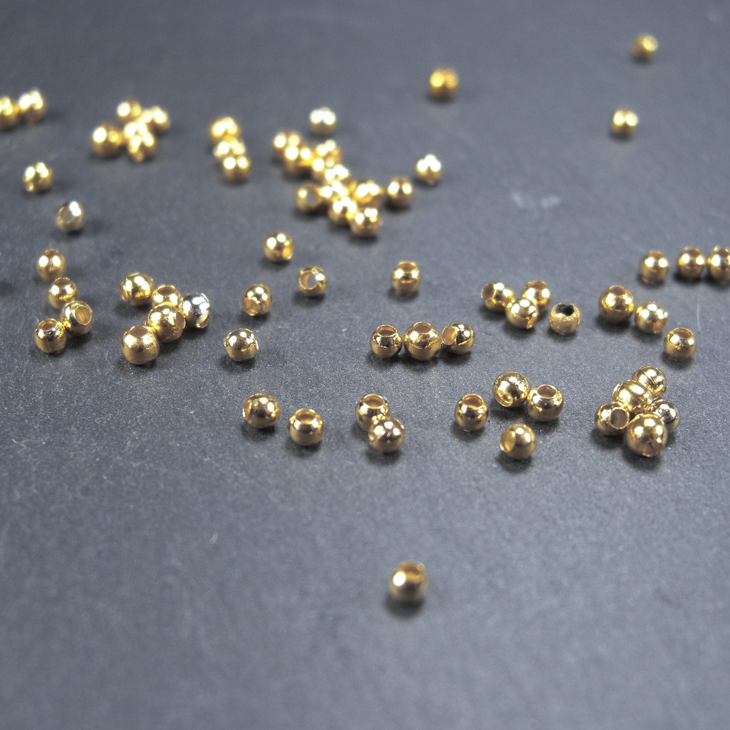 50 kleine Perlen 2mm, goldfarben, 10207