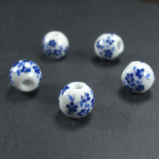 5 Keramikperlen, 10 mm, weiß blau, 10209