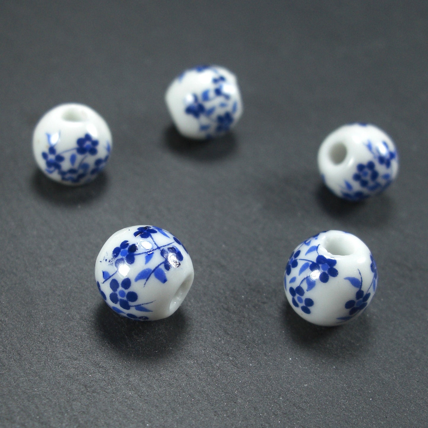 5 Keramikperlen, 10 mm, weiß blau, 10209