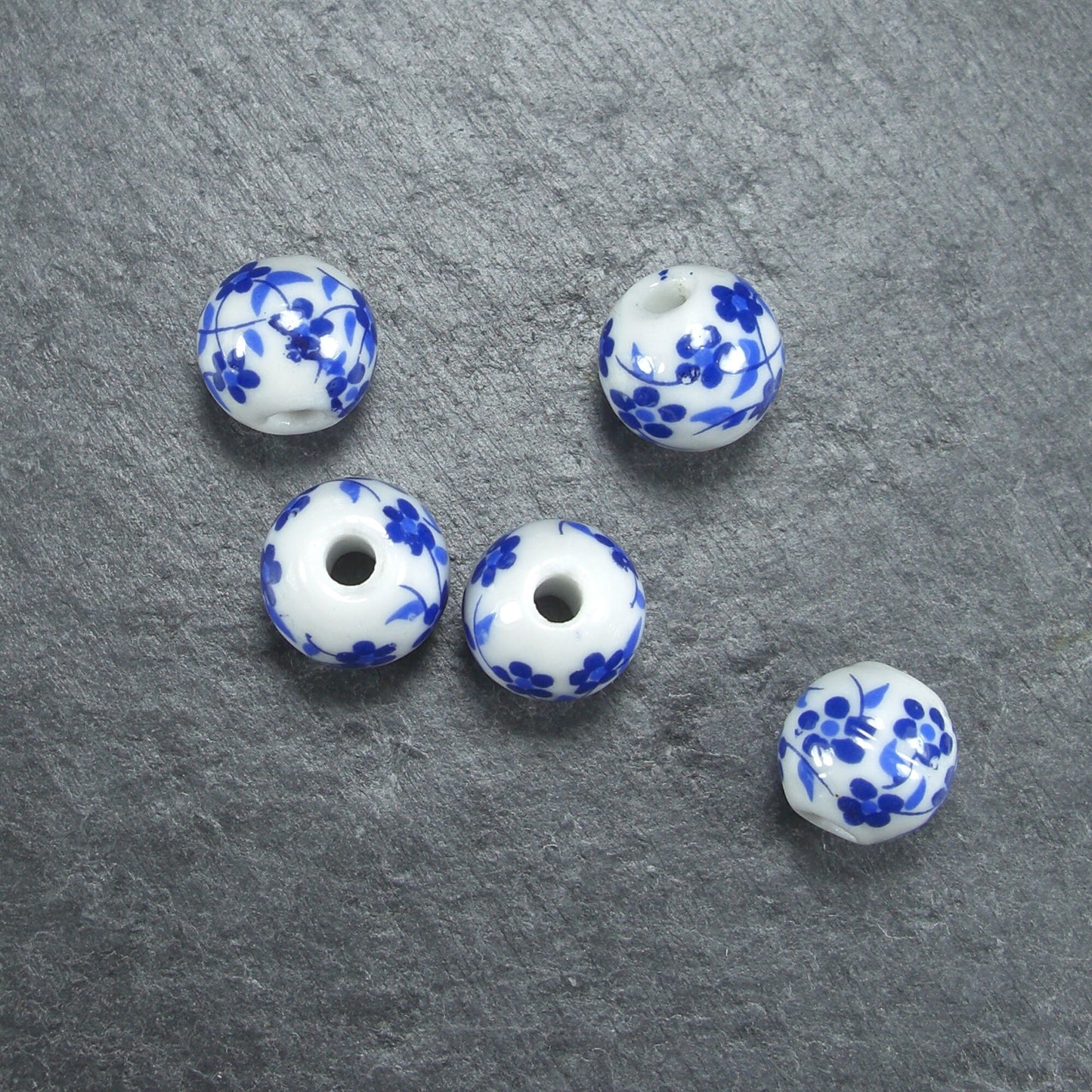 5 Keramikperlen, 12 mm, weiß blau, 10205