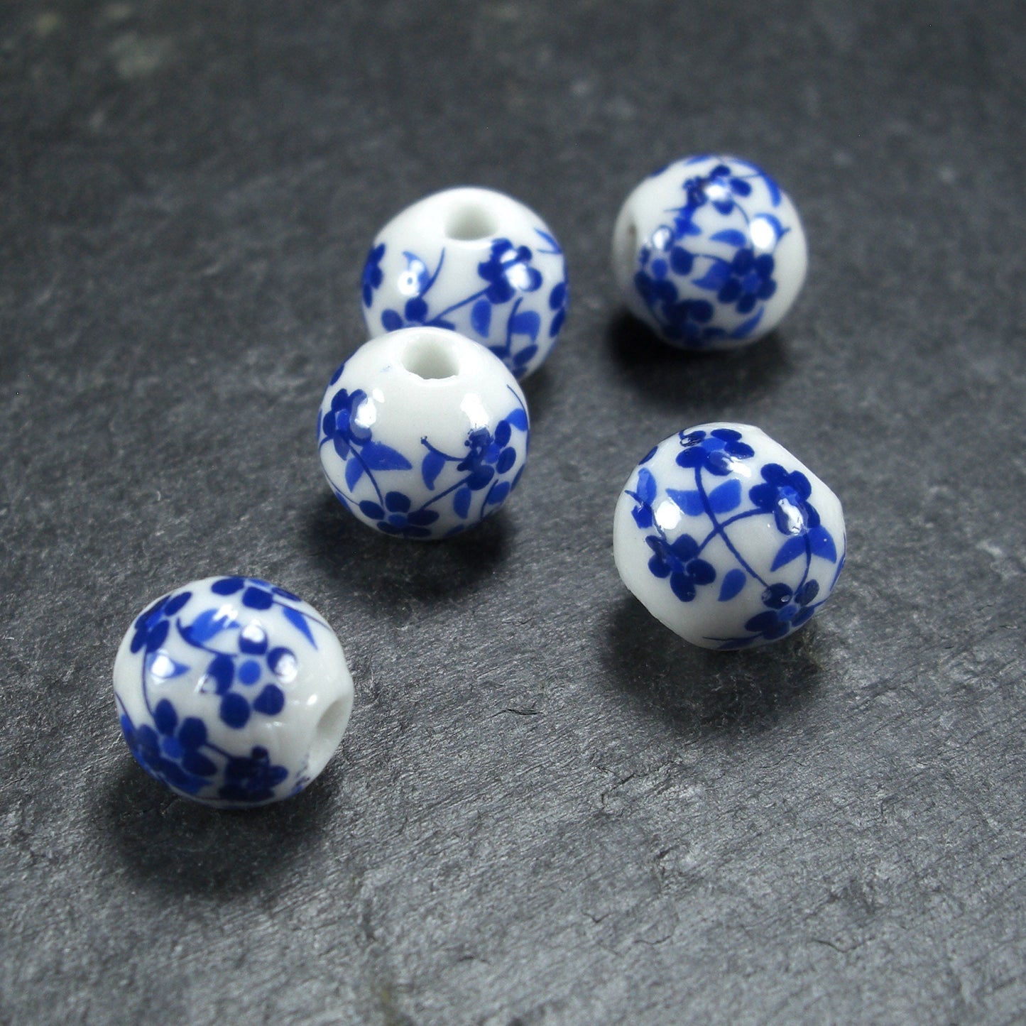 5 Keramikperlen, 12 mm, weiß blau, 10205