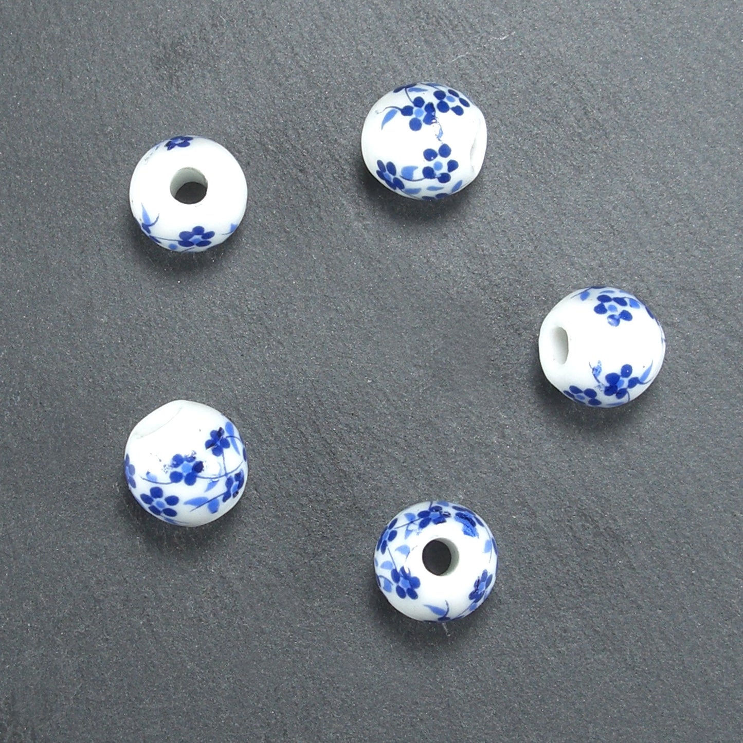 5 Keramikperlen, 10 mm, weiß blau, 10209