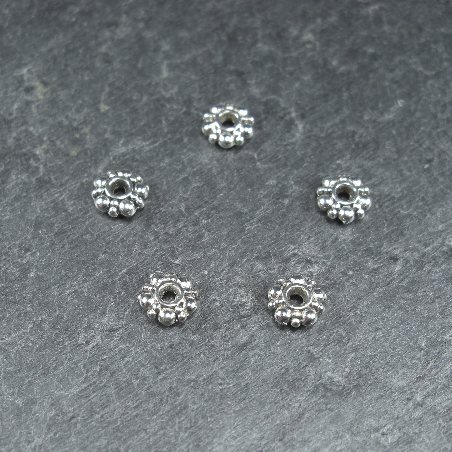 20 Spacer Perlen 6 mm, Blüten, silberfarben, 10228