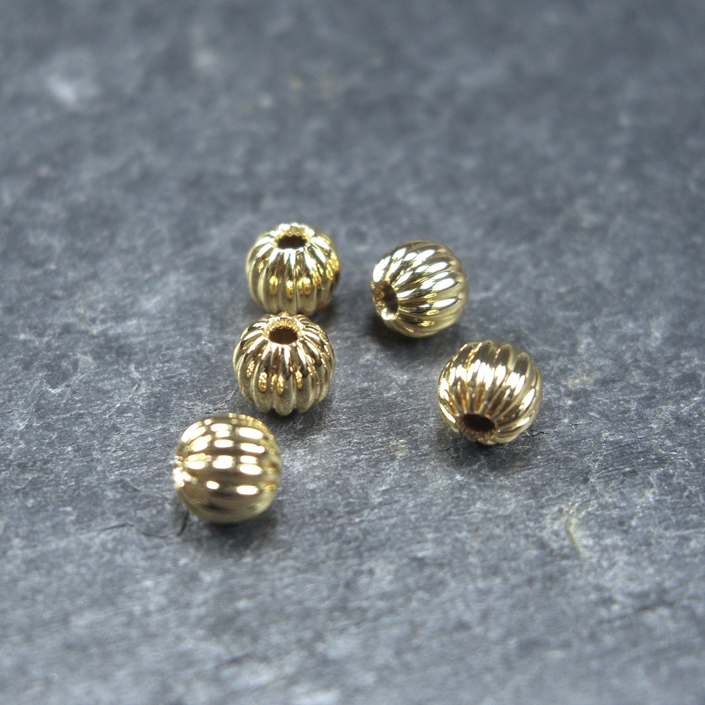 5 kleine Perlen 4mm, geriffelt, Gold, Kürbis, 10389