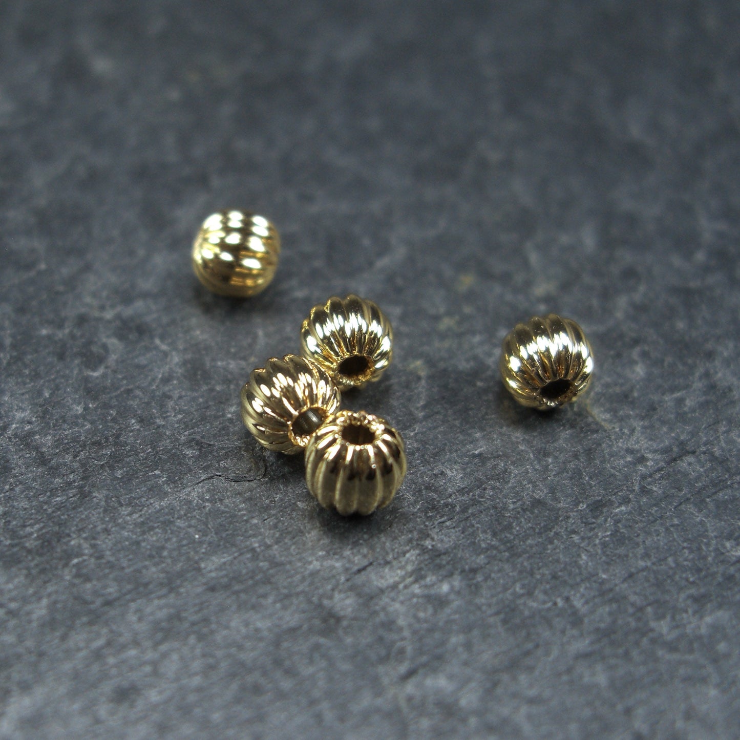 5 kleine Perlen 4mm, geriffelt, Gold, Kürbis, 10389