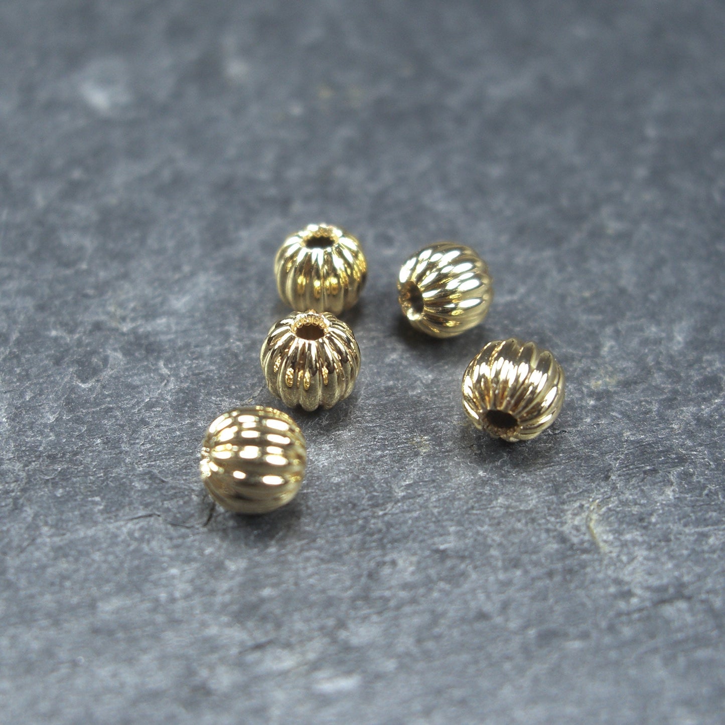 5 kleine Perlen 4mm, geriffelt, Gold, Kürbis, 10389