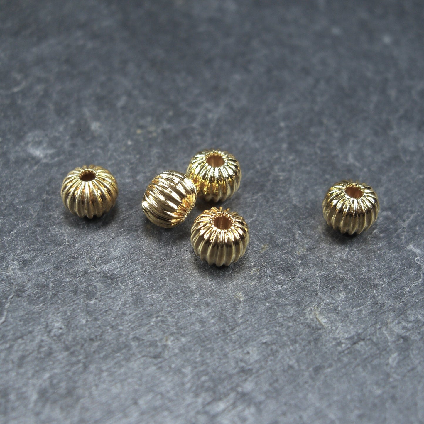 5 kleine Perlen 6mm, geriffelt, Gold, Kürbis, 10390