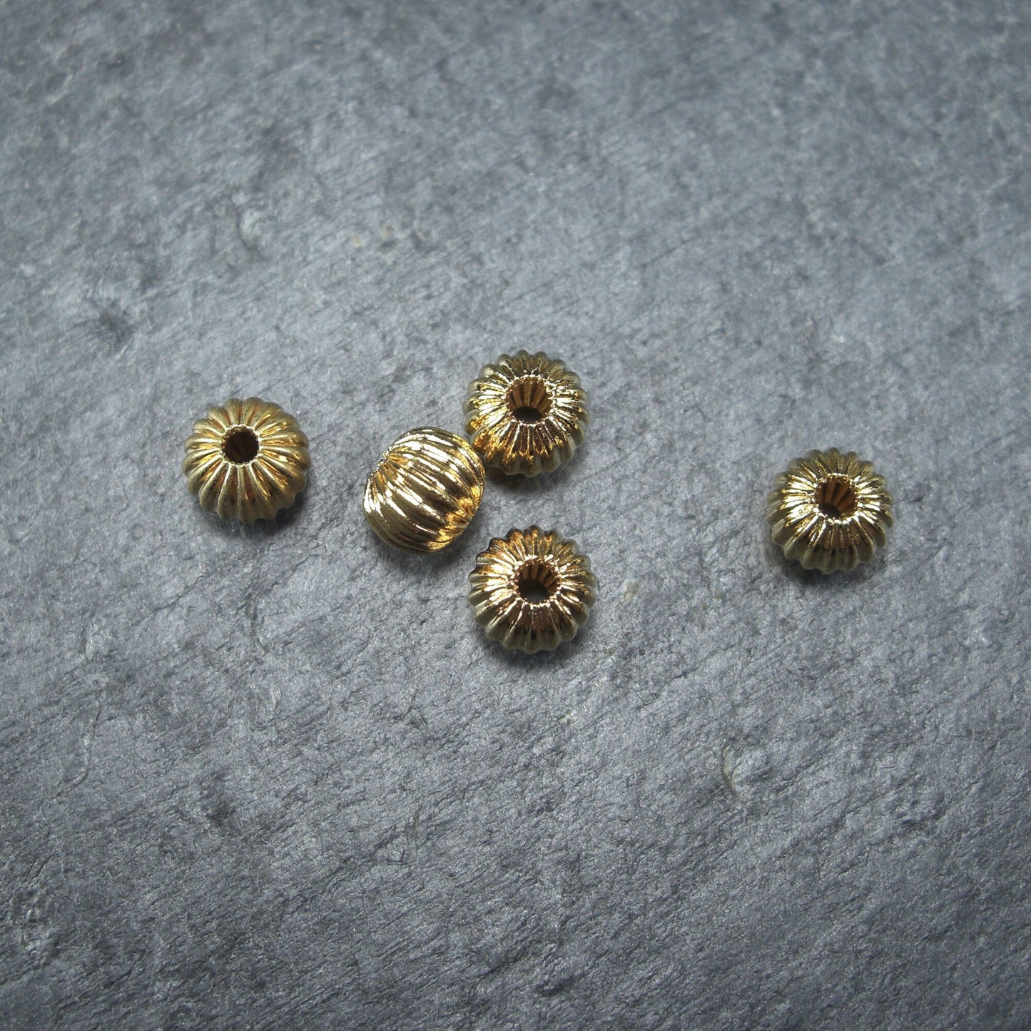 5 kleine Perlen 6mm, geriffelt, Gold, Kürbis, 10390