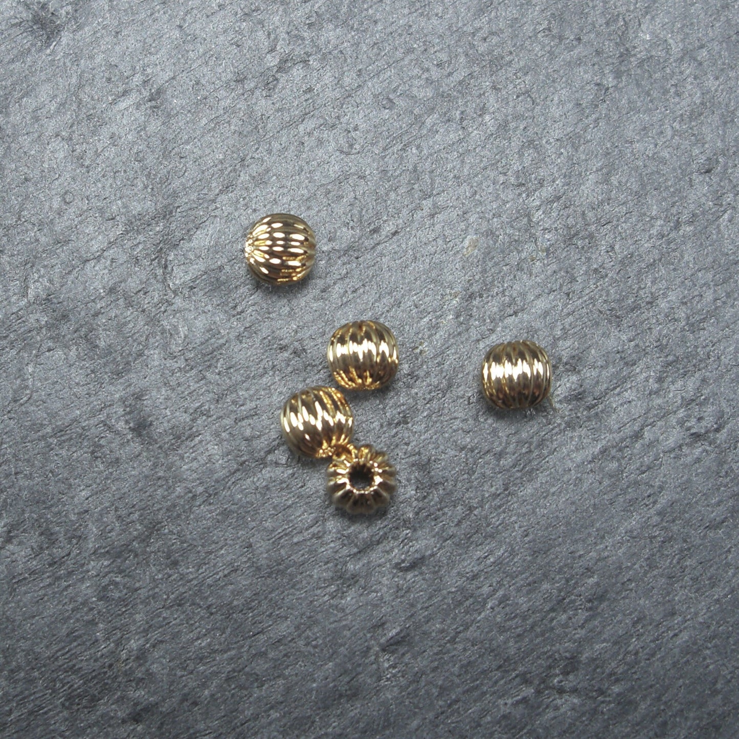 5 kleine Perlen 6mm, geriffelt, Gold, Kürbis, 10390