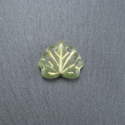 Böhmische Glasperle, Blatt, oliv grün gold, 10483