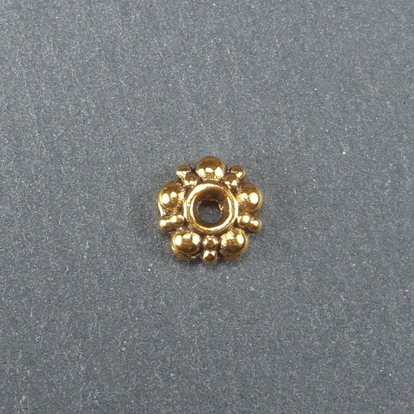 20 Spacer Perlen 6 mm, Blüten, antik goldfarben, 10609