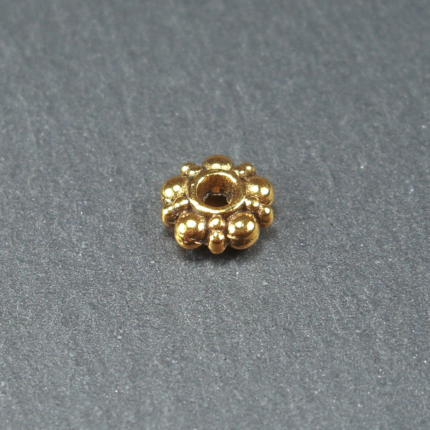 20 Spacer Perlen 6 mm, Blüten, antik goldfarben, 10609