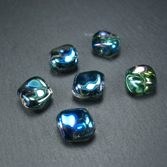 5 Glasperlen 10 mm, unregelmäßig, glänzend, blau lila metallic, 10562