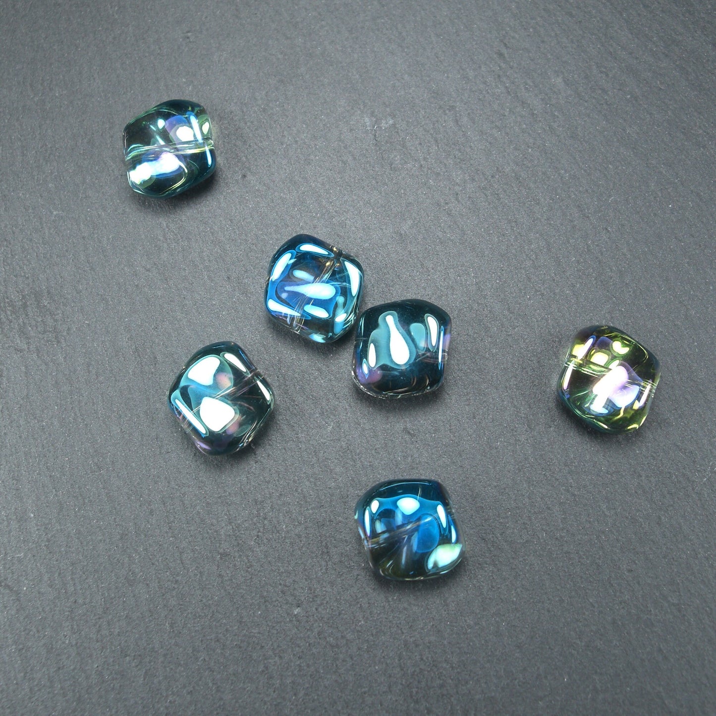 5 Glasperlen 10 mm, unregelmäßig, glänzend, blau lila metallic, 10562