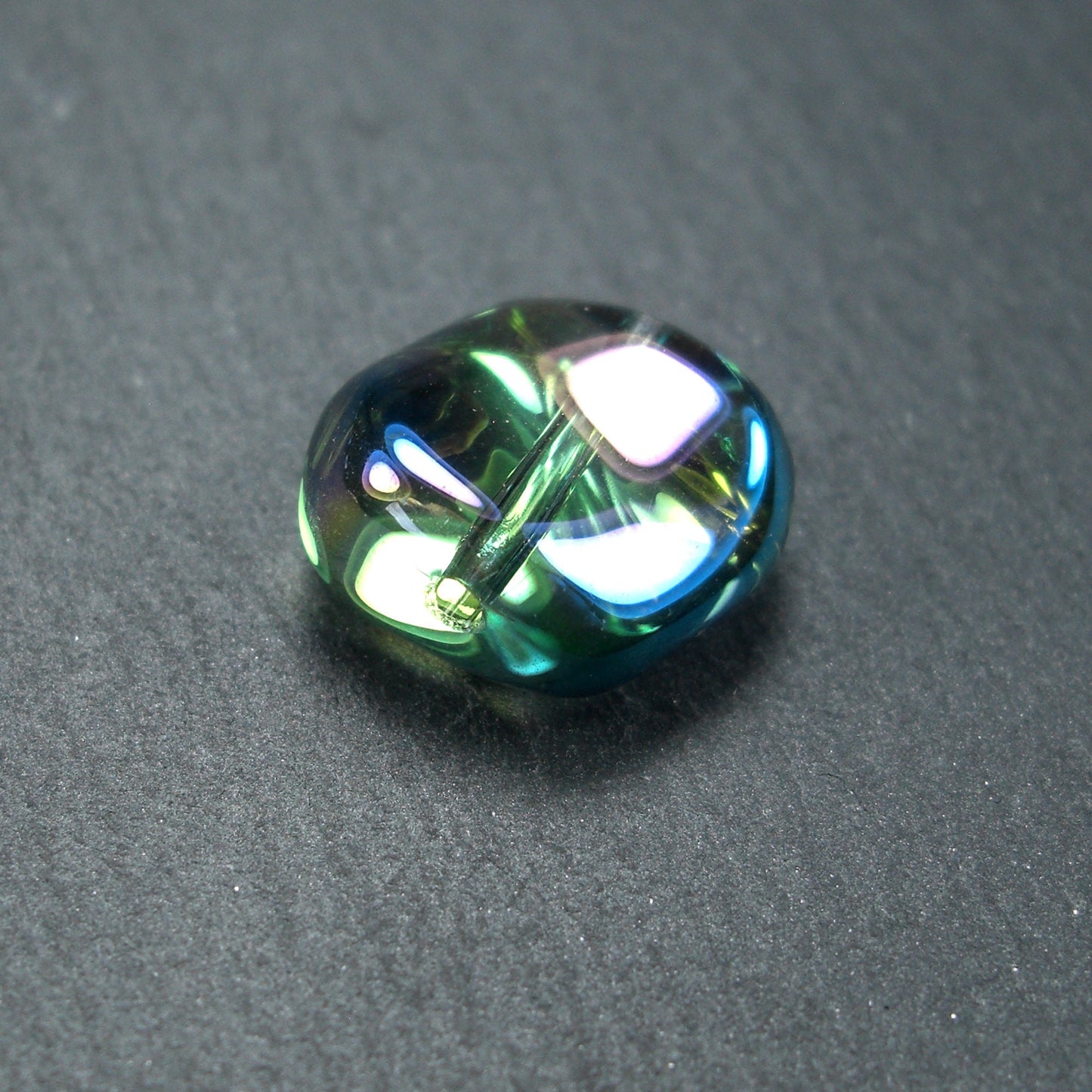 5 Glasperlen 10 mm, unregelmäßig, glänzend, blau lila metallic, 10562