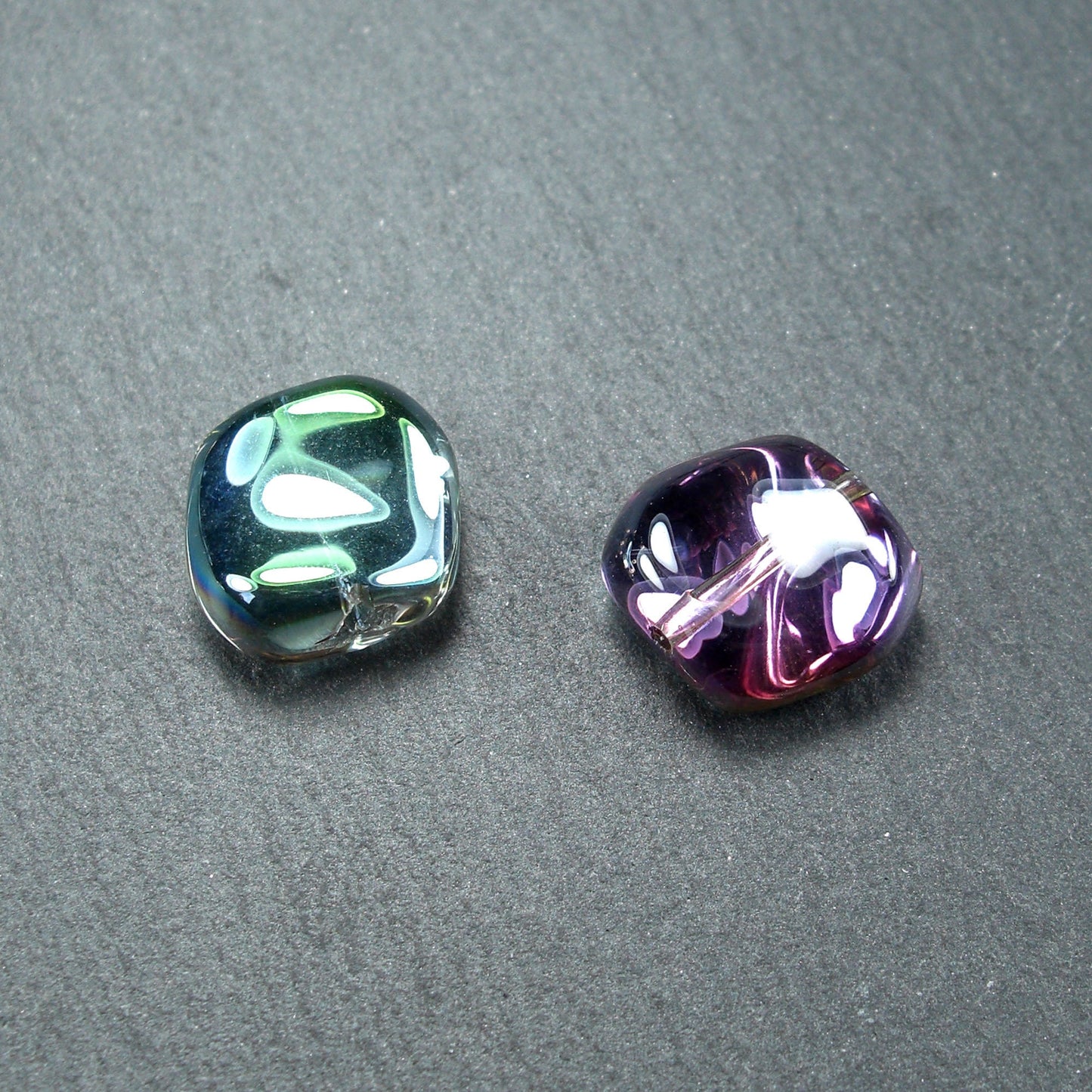 5 Glasperlen 10 mm, unregelmäßig, glänzend, petrol blau violett metallic, 10565