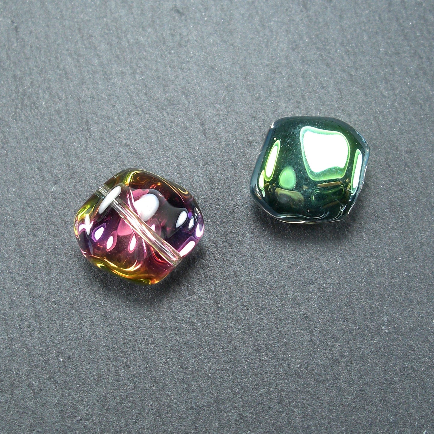 5 Glasperlen 10 mm, unregelmäßig, glänzend, petrol blau violett metallic, 10565