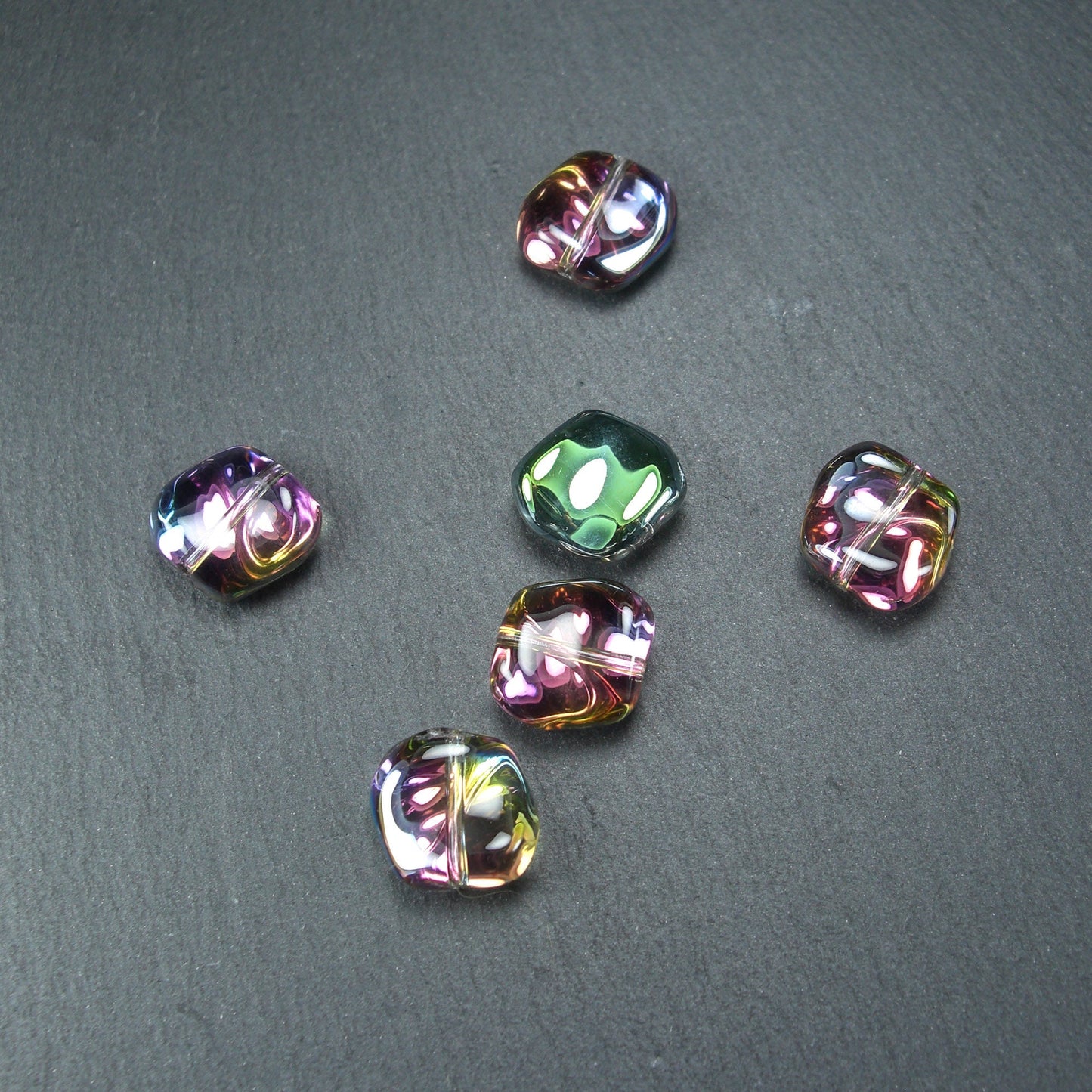 5 Glasperlen 10 mm, unregelmäßig, glänzend, petrol blau violett metallic, 10565