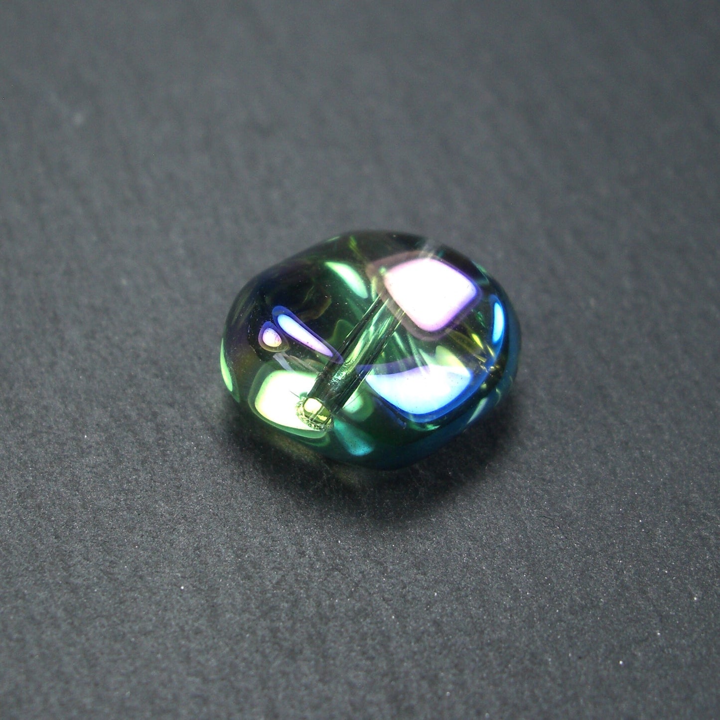 5 Glasperlen 10 mm, unregelmäßig, glänzend, blau lila metallic, 10562