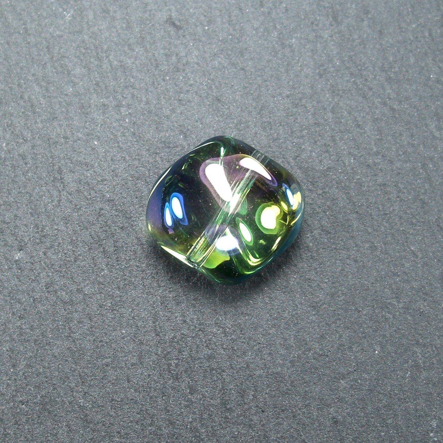 5 Glasperlen 10 mm, unregelmäßig, glänzend, blau lila metallic, 10562