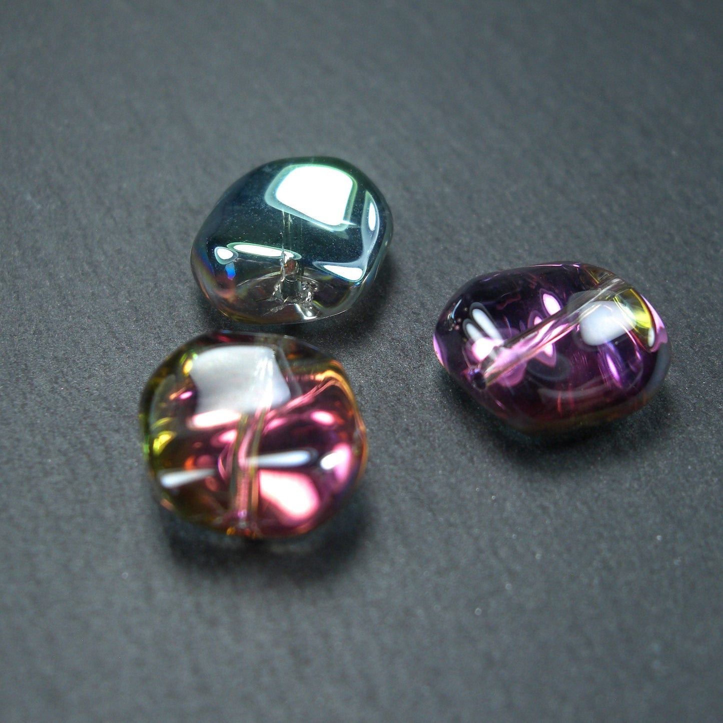 5 Glasperlen 10 mm, unregelmäßig, glänzend, petrol blau violett metallic, 10565