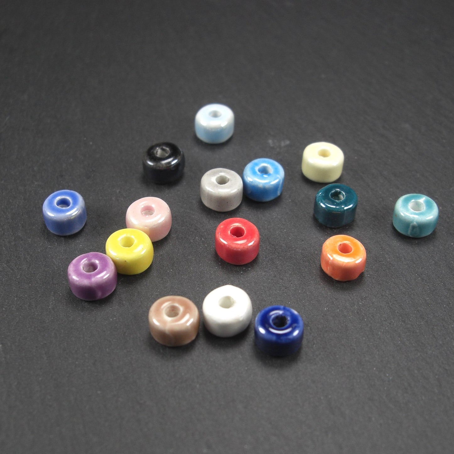 16 Keramikperlen, 6 x 4 mm, bunt, Farbmix, 10733