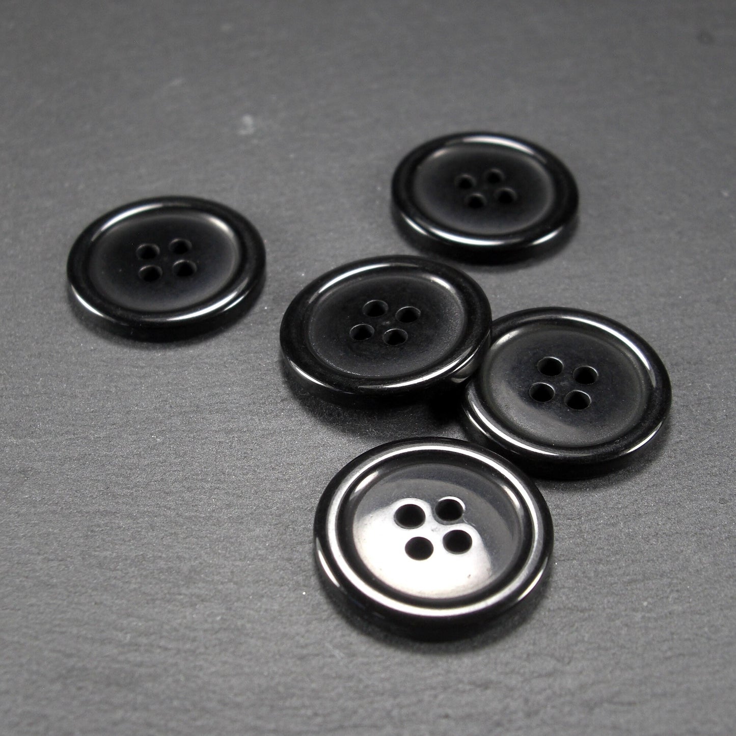 5 Knöpfe Resin, schwarz, 22 mm, 10764